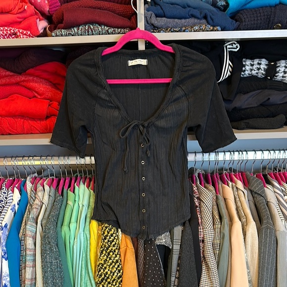 We The Free black short sleeve scoop neck tie/snap front top size S - Picture 1 of 3